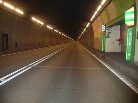Photo right spurt in the Gotthard tunnel